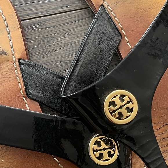 Tory Burch Cameron Thong Black Patent Leather Sandals Gold Logo Size 9.5 - Picture 1 of 5